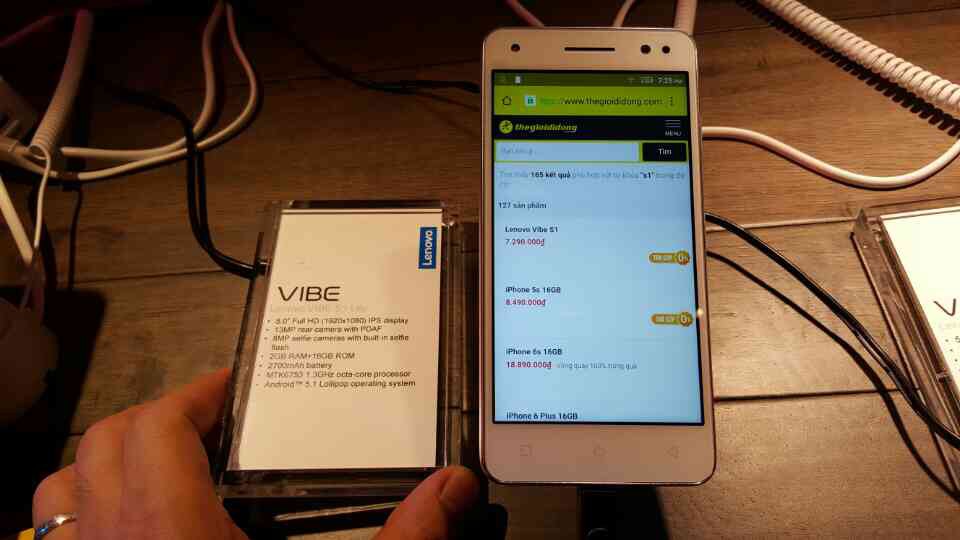 Mặt trước là camera 8MP có cả đèn flash Mặt trước là camera 8MP có cả đèn flash