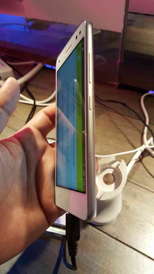 Máy có kích thước 145 x 71 x 8.55 mm, trọng lượng 129g Máy có kích thước 145 x 71 x 8.55 mm, trọng lượng 129g