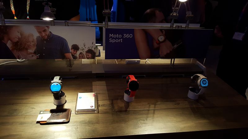 Chiếc smartwatch này cũng hỗ trợ chống nước chuẩn IP67, đo nhịp tim, lượng calo tiêu thụ...