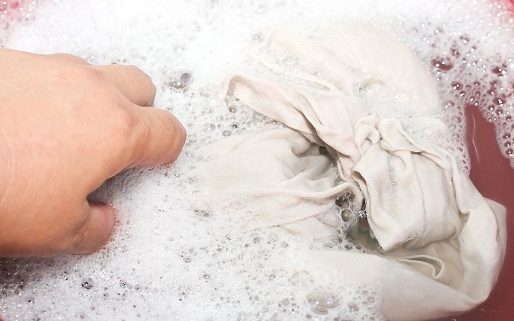 Bạn nên ngâm chăn gối trước khi giặt sẽ giúp làm sạch vết bám cứng đầu và vết ố vàng 