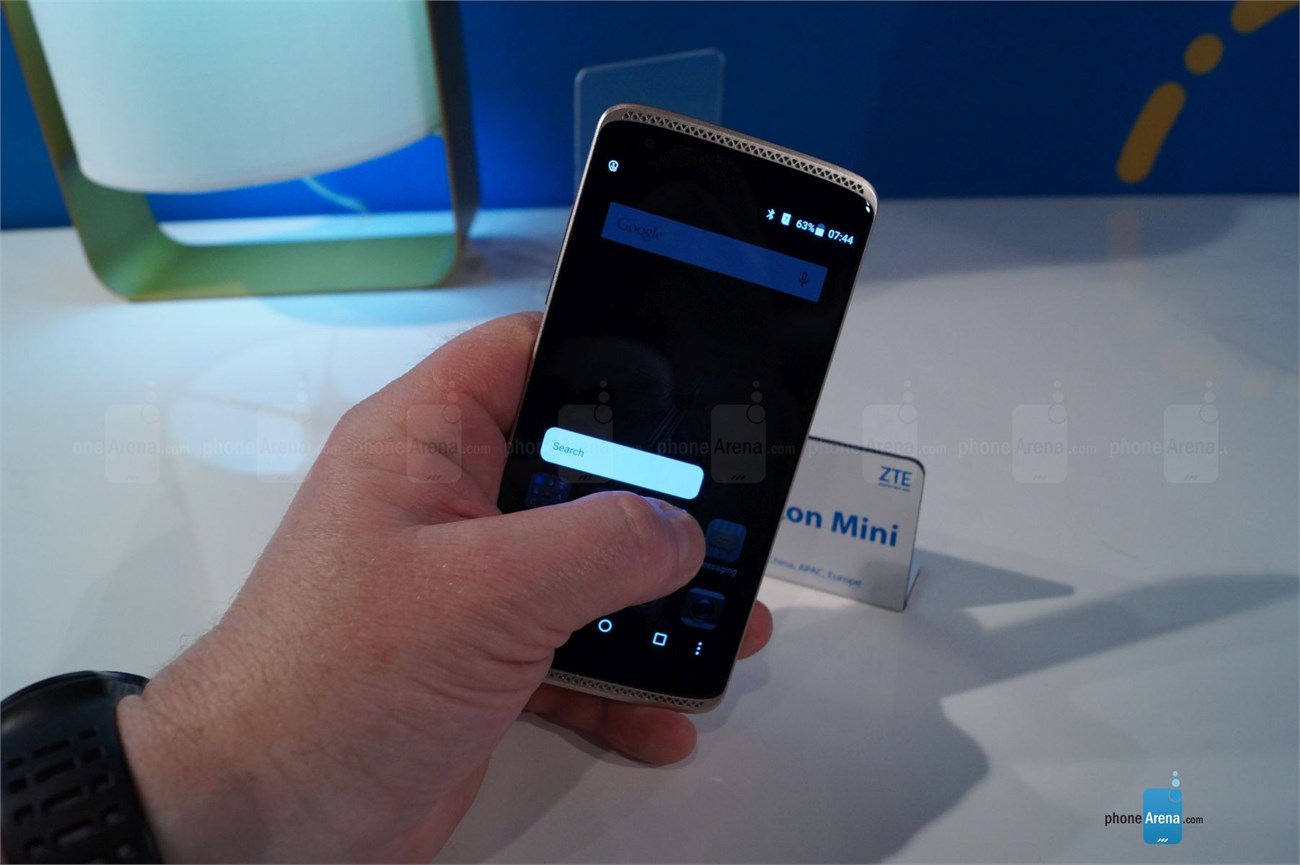 ZTE Axon mini
