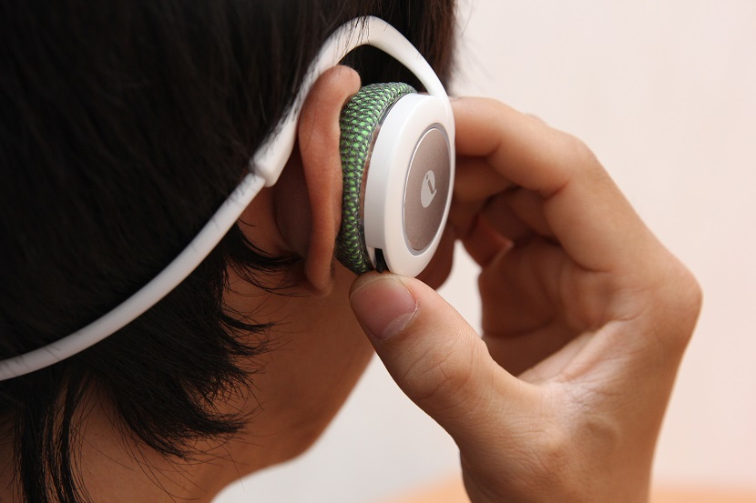 Hai nút điều khiển nằm ở bên phải của tai nghe Hai nút điều khiển nằm ở bên phải của tai nghe