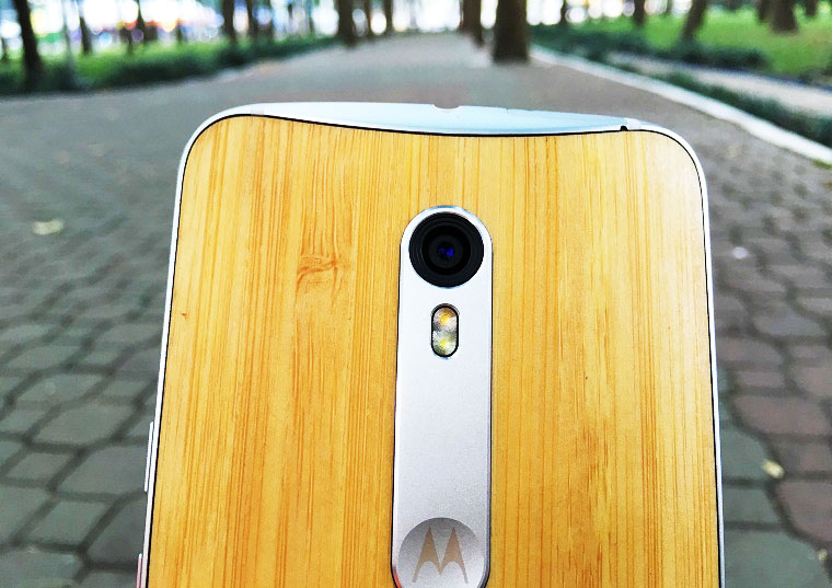 Logo Motorola nổi bật cùng cụm camera trông rất ấn tượng