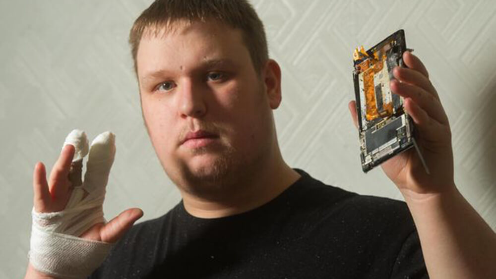 Điện thoại Sony phát nổ ngay trong tay người dùng khi đang nhắn tin Điện thoại Sony phát nổ ngay trong tay người dùng khi đang nhắn tin