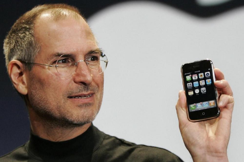 Steve Jobs ra mắt iPhone