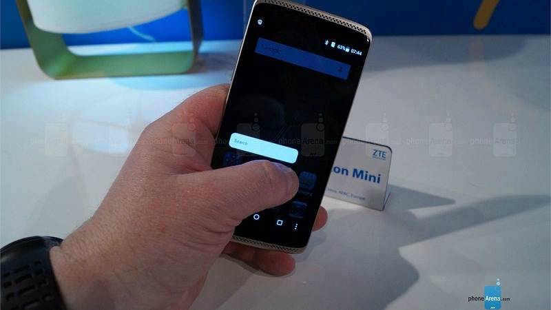 ZTE 2 Chiếc Axon mini được ZTE giới thiệu tại CES 2016 (Ảnh: phoneArena)