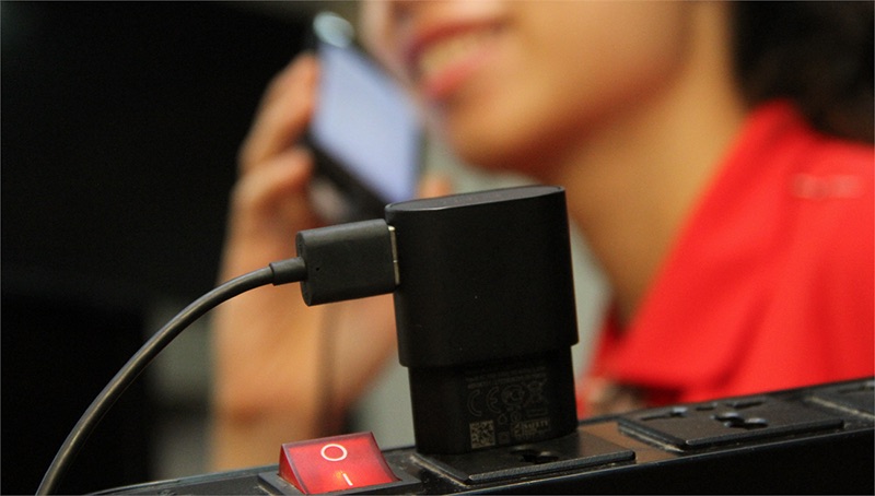 Vừa sạc vừa sử dụng làm pin nóng lên