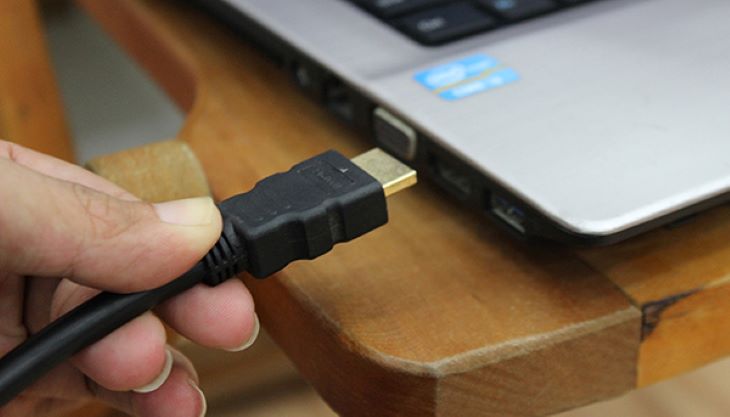 Thực hiện thủ công, kết nối cáp HDMI giữa 2 thiết bị
