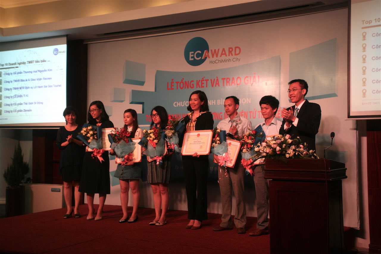 Các doanh nghiệp nhận bằng khen và cúp lưu niệm