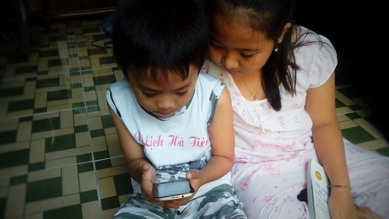 Trẻ em Việt Nam chỉ ăn cơm và đi ngủ khi được dùng smartphone