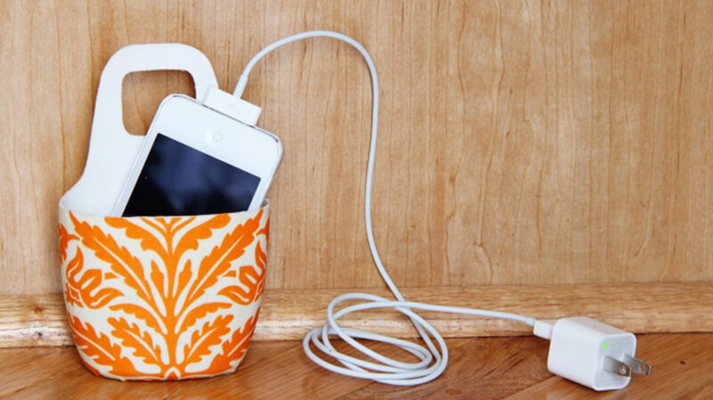 Làm giá treo khi sạc smartphone