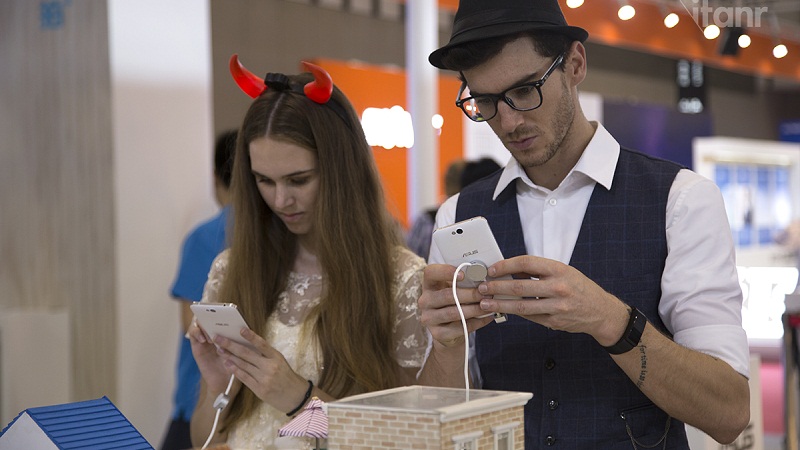 Asus ra mắt Pegasus 5000, smartphone khung kim loại, pin 4.850 mAh Asus ra mắt Pegasus 5000, smartphone khung kim loại, pin 4.850 mAh