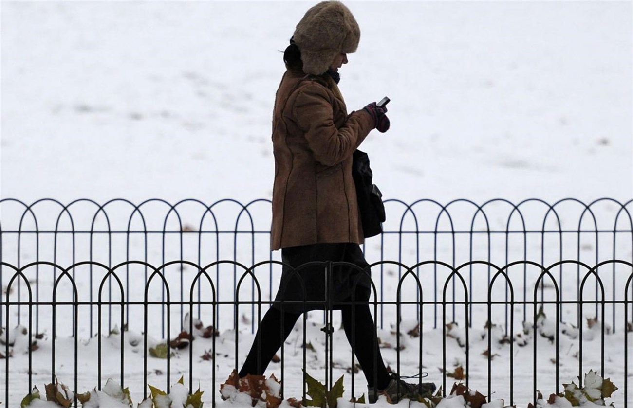 Đeo găng tay ấm khi dùng smartphone trong trời lạnh rất cần thiết