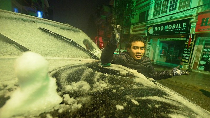 Lúc này tại Sa Pa, xe cộ còn không muốn chạy... huống hồ smartphone