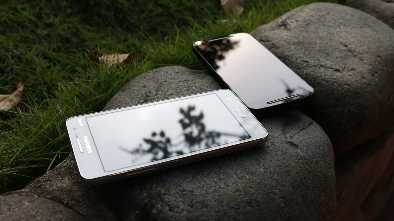 Mặt trước Samsung Galaxy Grand Prime và Motorola Moto G 4G