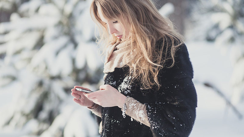 using-smartphone-in-winter using-smartphone-in-winter