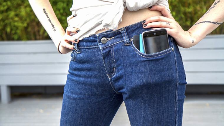 Điện thoại feature phone với thiết kế nhỏ gọn giúp dễ cầm nắm, nhét vào túi quần dễ dàng hơn