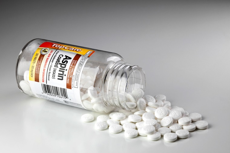 Nghiền vài viên aspirin thả vào nước cắm hoa, hoa sẽ nở nhanh hơn
