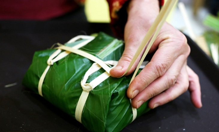 The reason bánh tét and bánh chưng may be raw or undercooked is due to mistakes made during the wrapping and boiling process