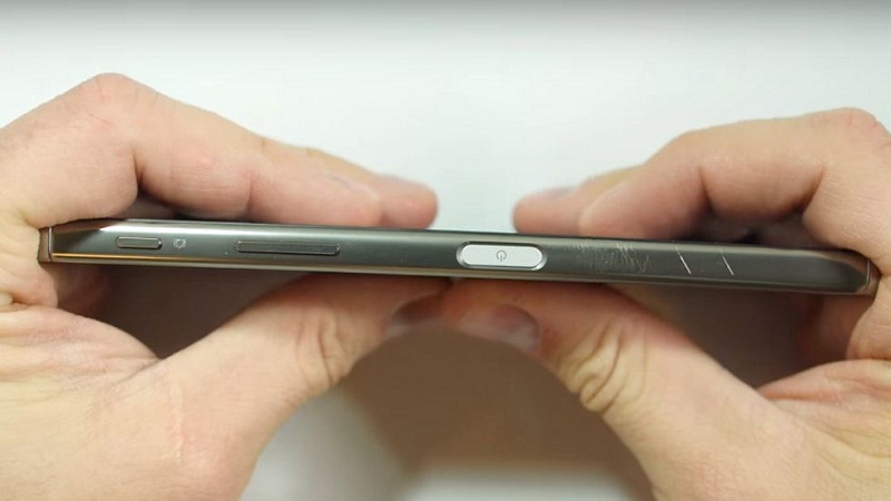 Xperia Z5 Premium được thử nghiệm bằng bật lửa, dao nhọn và bẻ cong Xperia Z5 Premium được thử nghiệm bằng bật lửa, dao nhọn và bẻ cong