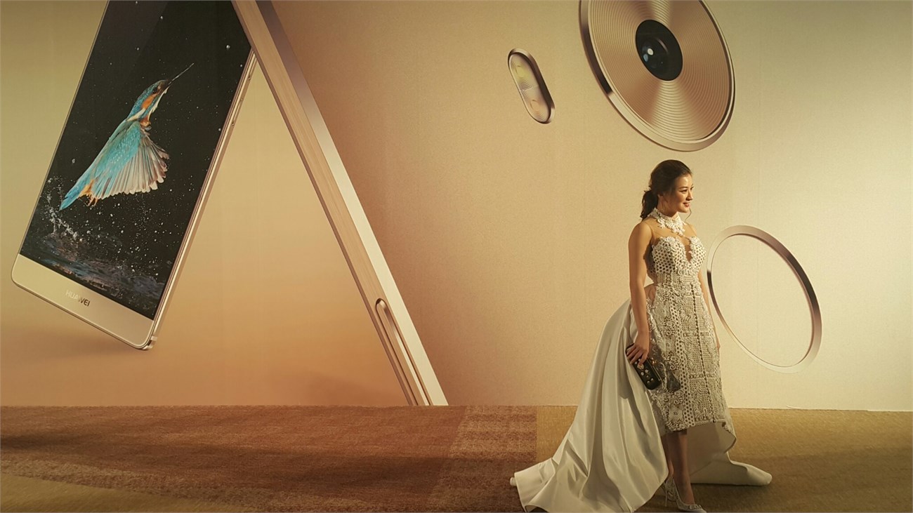 Các bạn yêu smartphone Mate 8 hay cô PG nào? Các bạn yêu smartphone Mate 8 hay cô PG nào?
