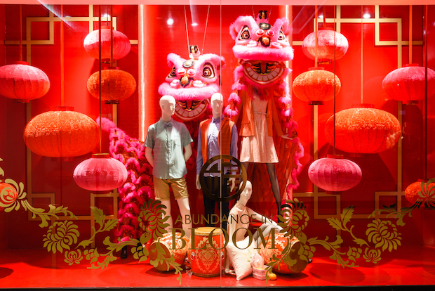 Mua sắm quần áo mới là một phong tục truyền thống vào dịp Tết Nguyên Đán