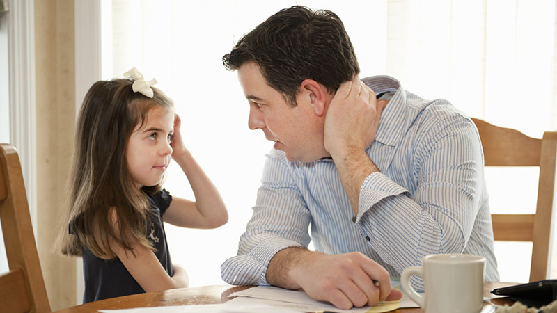 cha tịch thu điện thoại con gái cha tịch thu điện thoại con gái