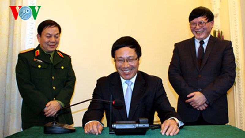 Cuộc gọi đầu tiên được Phó Thủ tướng, Bộ trưởng Ngoại giao Phạm Bình Minh thực hiện Cuộc gọi đầu tiên được Phó Thủ tướng, Bộ trưởng Ngoại giao Phạm Bình Minh thực hiện