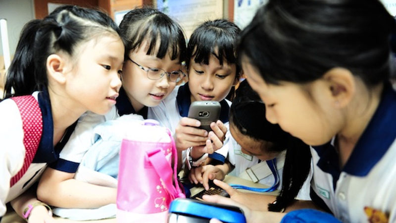 Trẻ con chúc Tết cho có để mượn smartphone Trẻ con chúc Tết cho có để mượn smartphone