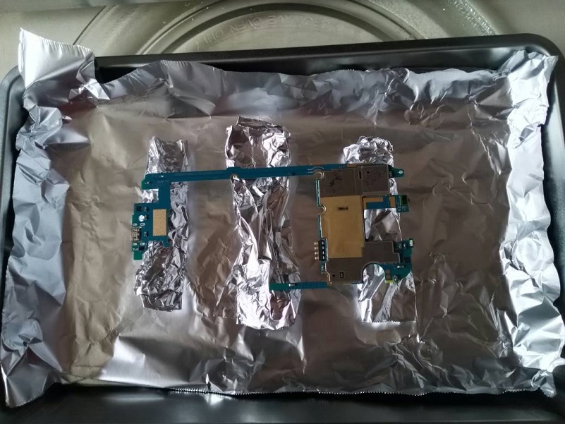 Đặt phần main của LG G4 vào trong giấy bạc để trên khay nướng