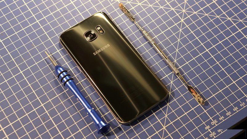 Vừa mới ra mắt, Galaxy S7 đã được lên bàn mổ