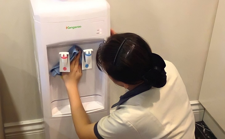 Clean the outer shell of the hot and cold water dispenser