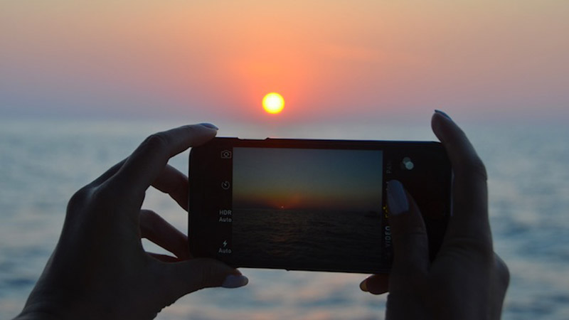 Đừng bỏ lỡ khoảnh khắc đẹp của mặt trời lặn mỗi ngày! Bạn có thể chụp ảnh hoàng hôn tuyệt đẹp chỉ bằng smartphone của mình. Hãy chia sẻ cảm xúc đầy biết bao và mang lại cho người đối diện niềm vui tràn trề bằng những bức ảnh đẹp nhất.