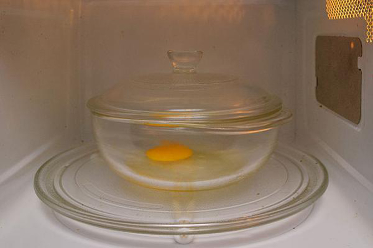 Những lưu ý để sử dụng lò vi sóng an toàn > An tâm khi làm trứng ốp la bằng lò vi sóng
