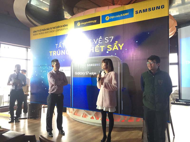 Đại diện mảng dịch vụ Samsung tặng quà khách mời