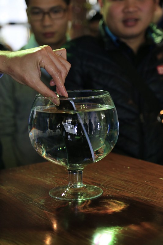 Để xem em Galaxy S7 bơi lội thế nào: