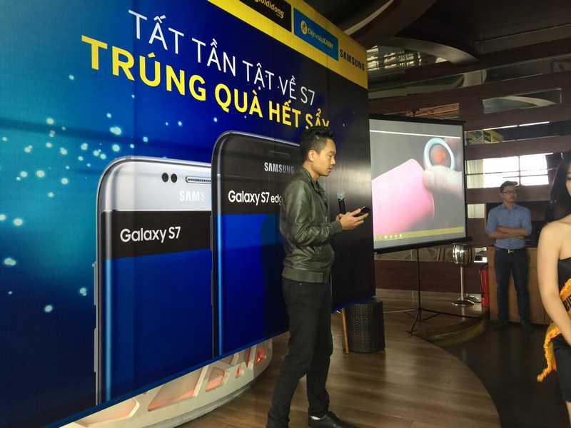 Tại Hà Nội, a Dũng bên Tinh Tế đang chia sẻ về các tính năng của Galaxy S7:
