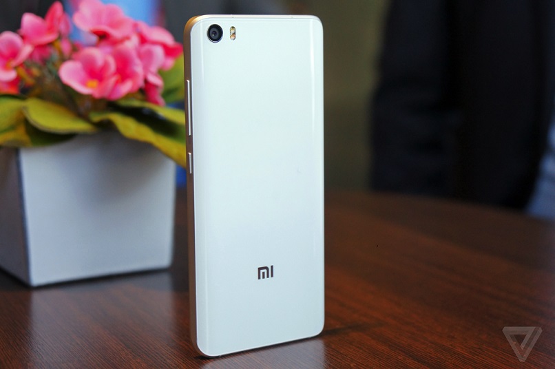 Xiaomi Mi 5 có nét tương đồng trong thiết kế so với Galaxy S7