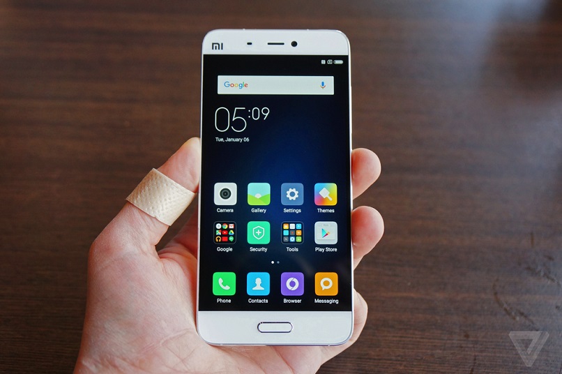 Xiaomi Mi 5 được bán ra với hai phiên bản RAM: 3GB và 4GB