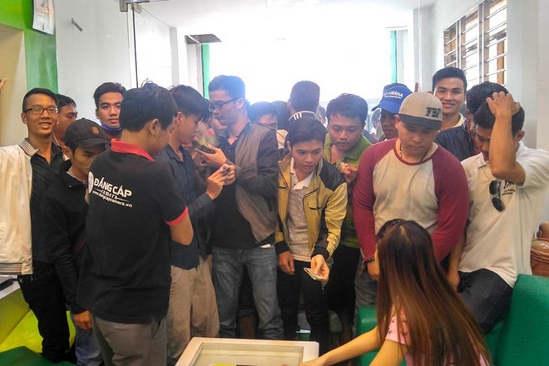 Khách chen lấn quá đông