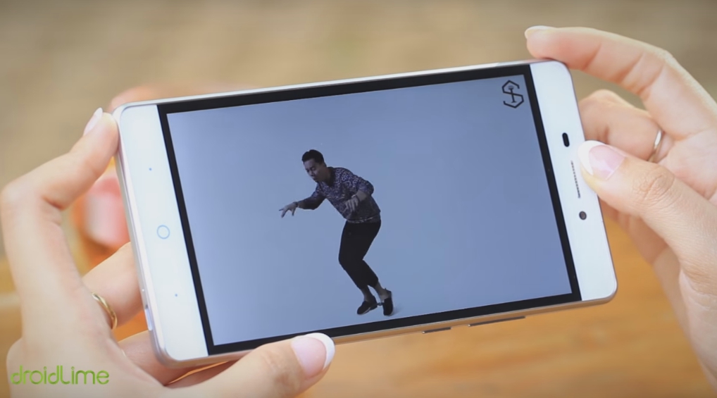 Viền đen bốn cạnh khá dày