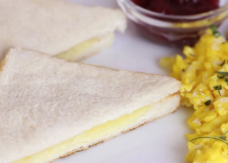 Cách làm bánh sandwich phô mai nướng bằng bàn ủi