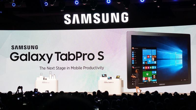 Galaxy TabPro S màn hình khổng lồ lên kệ, giá bán cạnh tranh iPad Pro