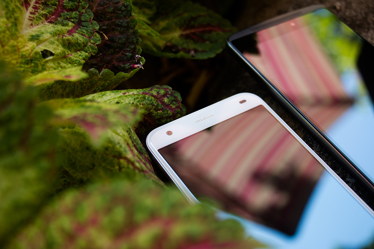 Mặt trước ZTE Blade S6 và Lenovo A7010