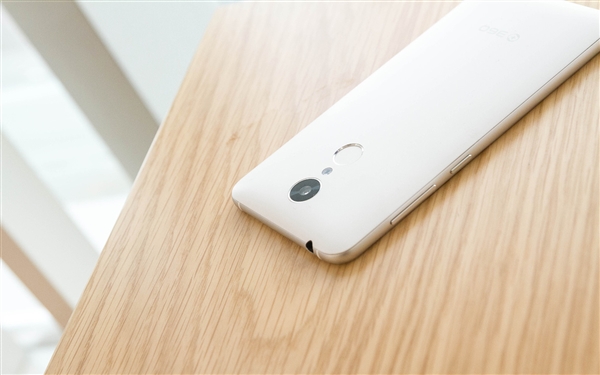 Smartphone chip 8 nhân, RAM 2 GB, camera 13 MP giá chỉ 2 triệu Smartphone chip 8 nhân, RAM 2 GB, camera 13 MP giá chỉ 2 triệu