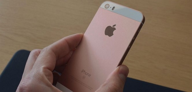 Trên tay iPhone SE phiên bản vàng hồng “cá tính”