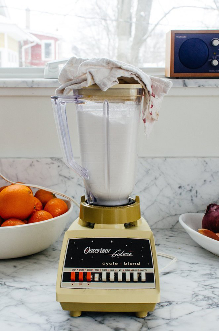 Attach the blender jar to the rotating base, cover it with the lid, and tightly cover it with a cloth to hold the blender lid. Turn on the switch for about 10 seconds.