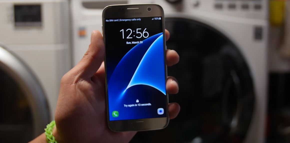Galaxy S7 vẫn hoạt động bình thường sau khi bỏ trong máy giặt 45 phút Galaxy S7 vẫn hoạt động bình thường sau khi bỏ trong máy giặt 45 phút