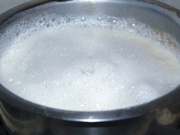 Cho sữa đậu đã lọc vào nồi, đun lửa nhỏ để sữa sôi từ từ, vừa không bị khê vừa tránh trào ra bếp.