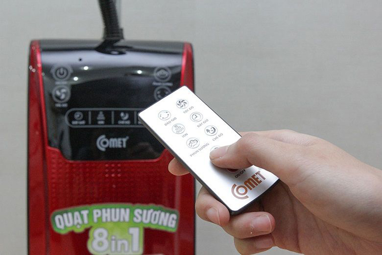 Dùng remote điều chỉnh quạt